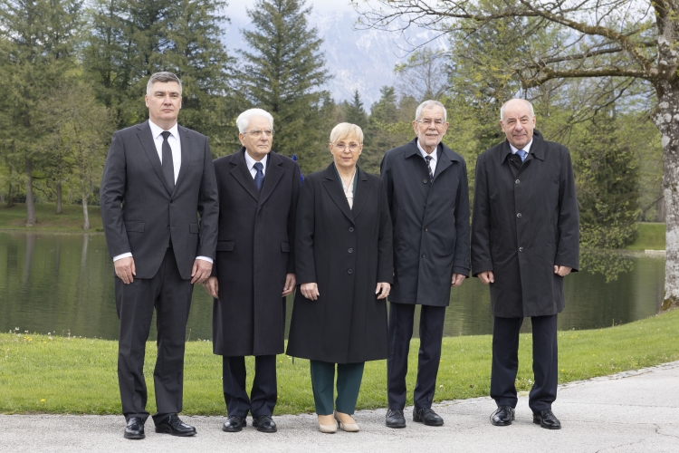 Il Presidente della Repubblica Sergio Mattarella con la Presidente della Repubblica di Slovenia e i Presidenti di Austria, Ungheria e Croazia in occasione della cerimonia del ventennale dell'adesione slovena all'Unione Europea
