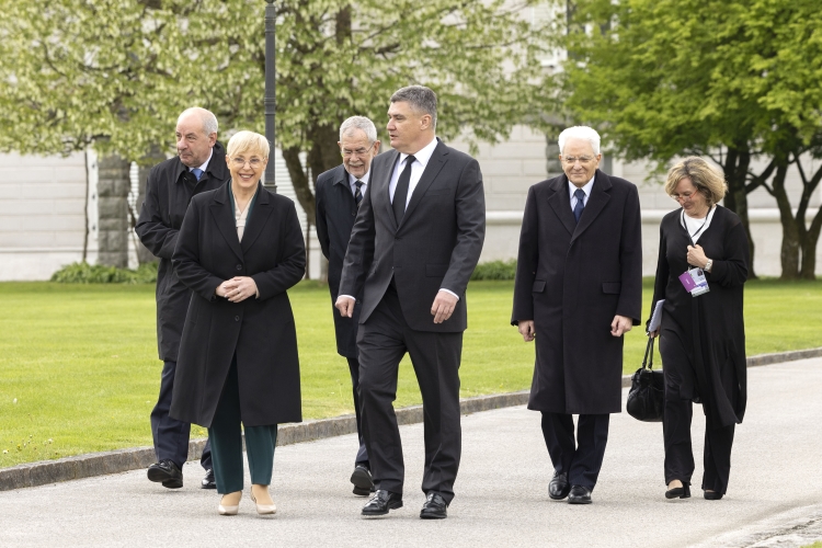 Il Presidente della Repubblica Sergio Mattarella con la Presidente della Repubblica di Slovenia e i Presidenti di Austria, Ungheria e Croazia in occasione della cerimonia del ventennale dell'adesione slovena all'Unione Europea
