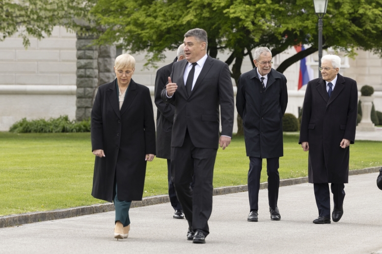 Il Presidente della Repubblica Sergio Mattarella con la Presidente della Repubblica di Slovenia e i Presidenti di Austria, Ungheria e Croazia in occasione della cerimonia del ventennale dell'adesione slovena all'Unione Europea
