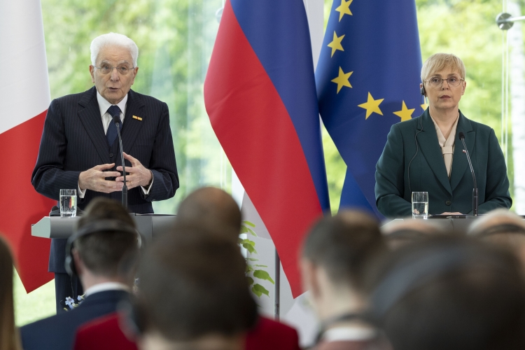 Il Presidente della Repubblica Sergio Mattarella con la Presidente della Repubblica di Slovenia Nataša Pirc Musar nel corso delle dichiarazioni alla stampa,  in occasione della cerimonia del ventennale dell'adesione slovena all'Unione Europea