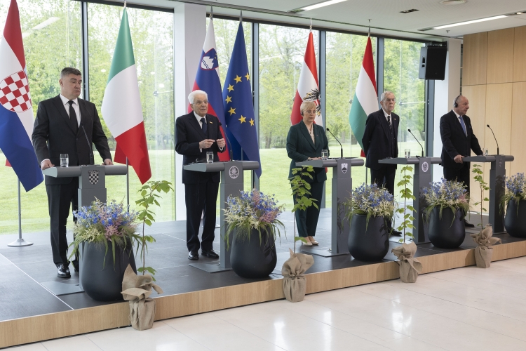 Il Presidente della Repubblica Sergio Mattarella con la Presidente della Repubblica di Slovenia Nataša Pirc Musar e i Presidenti di Austria, Ungheria e Croazia, nel corso delle dichiarazioni alla stampa, in occasione della cerimonia del ventennale dell'adesione slovena all'Unione Europea