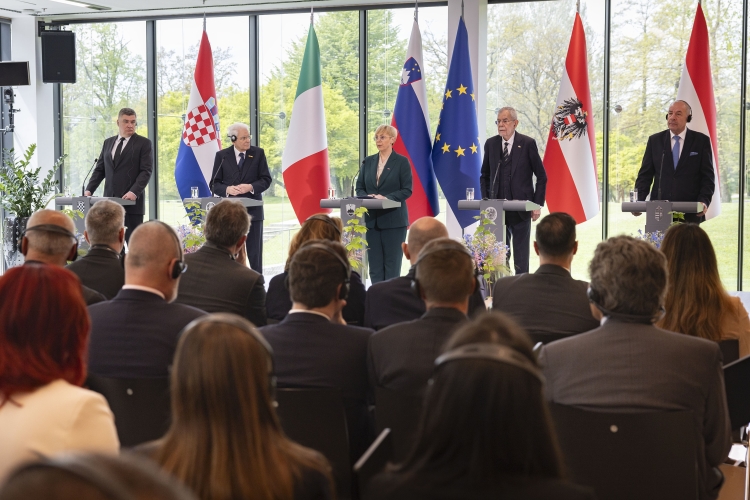 Il Presidente della Repubblica Sergio Mattarella con la Presidente della Repubblica di Slovenia Nataša Pirc Musar e i Presidenti di Austria, Ungheria e Croazia, nel corso delle dichiarazioni alla stampa, in occasione della cerimonia del ventennale dell'adesione slovena all'Unione Europea