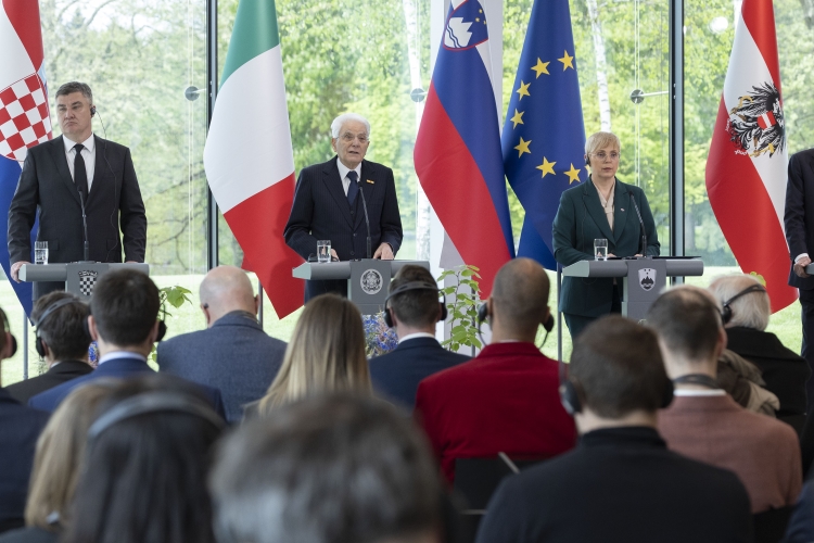 Il Presidente della Repubblica Sergio Mattarella, nel corso delle dichiarazioni alla stampa, in occasione della cerimonia del ventennale dell'adesione slovena all'Unione Europea