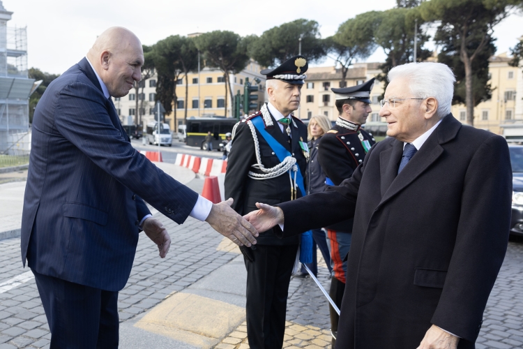Il Presidente della Repubblica Sergio Mattarella all'Altare della Patria,accolto da Guido Crosetto, Ministro della difesa,in occasione della deposizione di una corona d’alloro sulla Tomba del Milite Ignoto,in occasione del 79° anniversario della Liberazione

