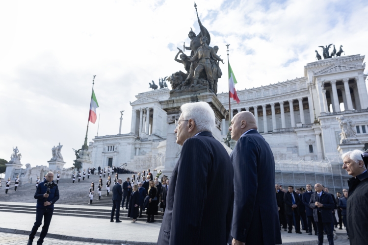 Il Presidente della Repubblica Sergio Mattarella in occasione della deposizione di una corona d’alloro sulla Tomba del Milite Ignoto, nel 79° anniversario della Liberazione
