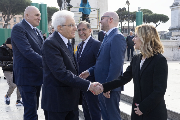 Il Presidente Sergio Mattarella saluta Giorgia Meloni, Presidente del Consiglio dei Ministri, in occasione della deposizione di una corona d’alloro sulla Tomba del Milite Ignoto, nel 79° anniversario della Liberazione

