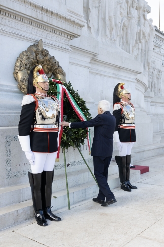 Il Presidente della Repubblica Sergio Mattarella depone una corona d’alloro sulla Tomba del Milite Ignoto, nel 79° anniversario della Liberazione
