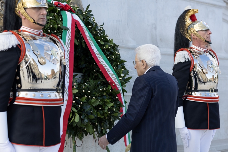 Il Presidente della Repubblica Sergio Mattarella depone una corona d’alloro sulla Tomba del Milite Ignoto, nel 79° anniversario della Liberazione

