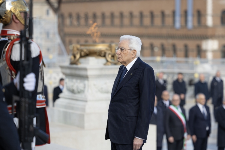 Il Presidente della Repubblica Sergio Mattarella depone una corona d’alloro sulla Tomba del Milite Ignoto, nel 79° anniversario della Liberazione
