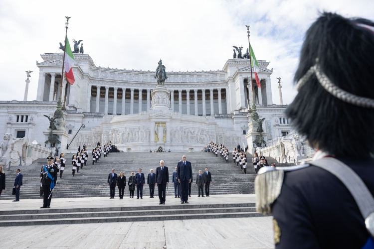 Il Presidente della Repubblica Sergio Mattarella in occasione della deposizione di una corona d’alloro sulla Tomba del Milite Ignoto, nel 79° anniversario della Liberazione
