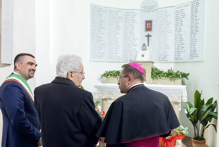  Il Presidente della Repubblica Sergio Mattarella visita la lapide dei caduti nella Chiesa di Santa Maria Assunta in occasione del 79° anniversario di Liberazione 