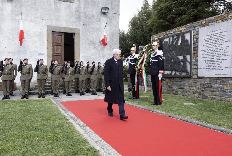 Il Presidente della Repubblica Sergio Mattarella depone una corona presso il Monumento ai Caduti a Civitella in Val di Chiana in occasione del 79° anniversario di Liberazione