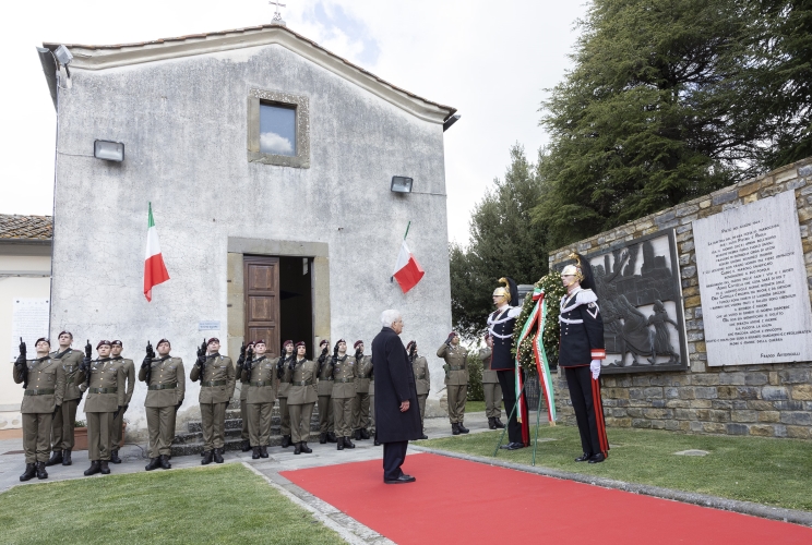 Il Presidente della Repubblica Sergio Mattarella depone una corona presso il Monumento ai Caduti a Civitella in Val di Chiana in occasione del 79° anniversario di Liberazione