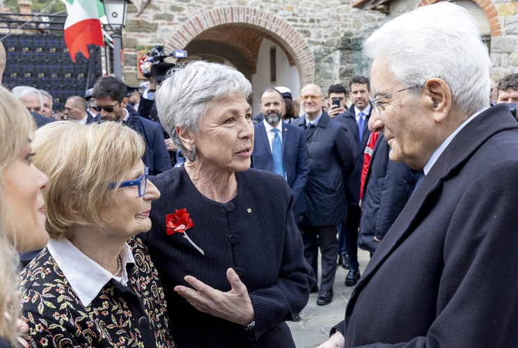 Il Presidente della Repubblica Sergio Mattarella con Ottavia Piccolo a Civitella in Val di Chiana in occasione del 79° anniversario di Liberazione
