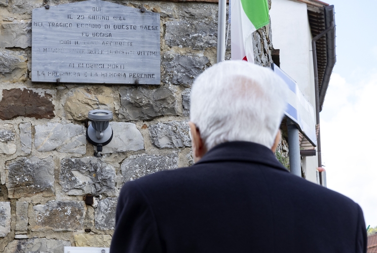 Il Presidente della Repubblica Sergio Mattarella di fronte all'epigrafe commemorativa dell'Eccidio di Civitella in occasione del 79° anniversario di Liberazione