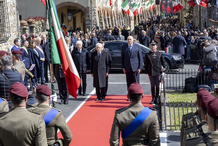 Il Presidente della Repubblica Sergio Mattarella con il Ministro della Difesa Guido Crosetto in occasione del 79° anniversario di Liberazione