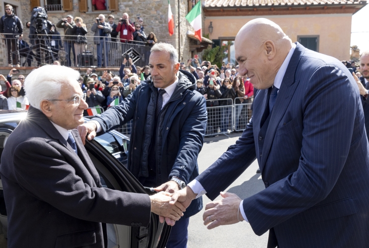 Il Presidente della Repubblica Sergio Mattarella accolto dal Ministro della Difesa Guido Crosetto in occasione del 79° anniversario di Liberazione