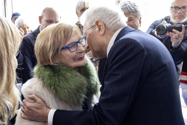 Il Presidente Sergio Mattarella a Civitella in Val di Chiana in occasione del 79* anniversario di Liberazione saluta la Sig.ra Ida Balò, Presidente dell’Associazione “Civitella ricorda”