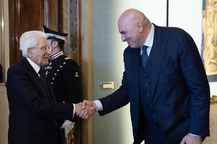 Il Presidente della Repubblica Sergio Mattarella saluta Guido Crosetto, Ministro della difesa,in occasione dell'incontro con gli esponenti delle Associazioni Combattentistiche e d’Arma, nella ricorrenza del 79° anniversario della Liberazione
