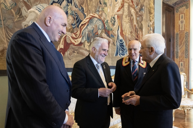 Il Presidente della Repubblica Sergio Mattarella con Guido Crosetto, Ministro della difesa,Libero Lo Sardo, membro anziano della Giunta delle Associazioni d’Arma,e con Claudio Betti, Presidente della Confederazione Italiana fra le Associazioni Combattentistiche e Partigiane, nella ricorrenza del 79° anniversario della Liberazione
