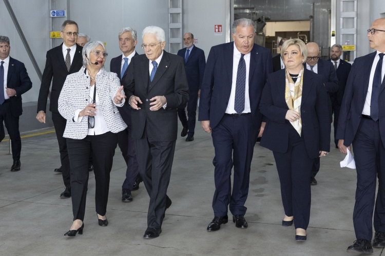 Il Presidente della Repubblica Sergio Mattarella con Marina Elvira Calderone, Ministro del Lavoro e delle Politiche Sociali, nello stabilimento GIAS, in occasione della visita al sistema agroalimentare del distretto del cosentino per le celebrazione della Festa del Lavoro 
