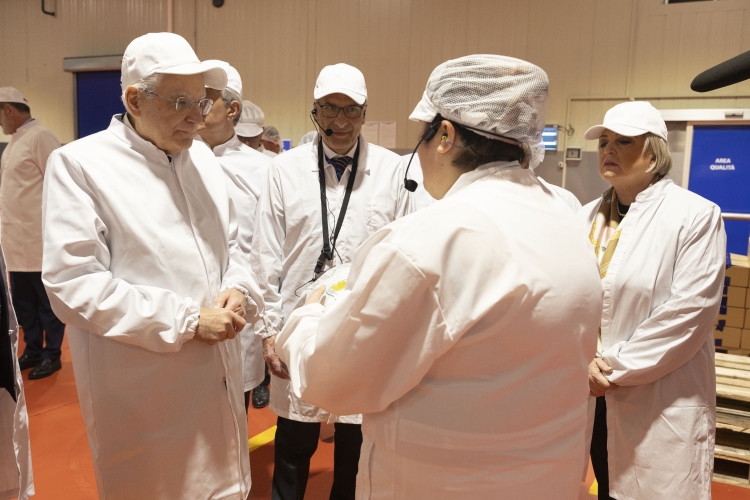 Il Presidente della Repubblica Sergio Mattarella nello stabilimento GIAS, in occasione della visita al sistema agroalimentare del distretto del cosentino per le celebrazione della Festa del Lavoro 

