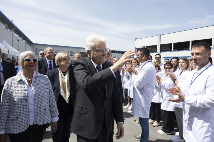 Il Presidente della Repubblica Sergio Mattarella con Marina Elvira Calderone, Ministro del Lavoro e delle Politiche Sociali,nello stabilimento GIAS, in occasione della visita al sistema agroalimentare del distretto del cosentino per le celebrazione della Festa del Lavoro 
