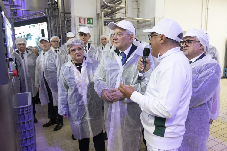Il Presidente della Repubblica Sergio Mattarella nello stabilimento Granarolo di Castrovillari  in occasione della visita al sistema agroalimentare del distretto del cosentino per le celebrazione della Festa del Lavoro 
