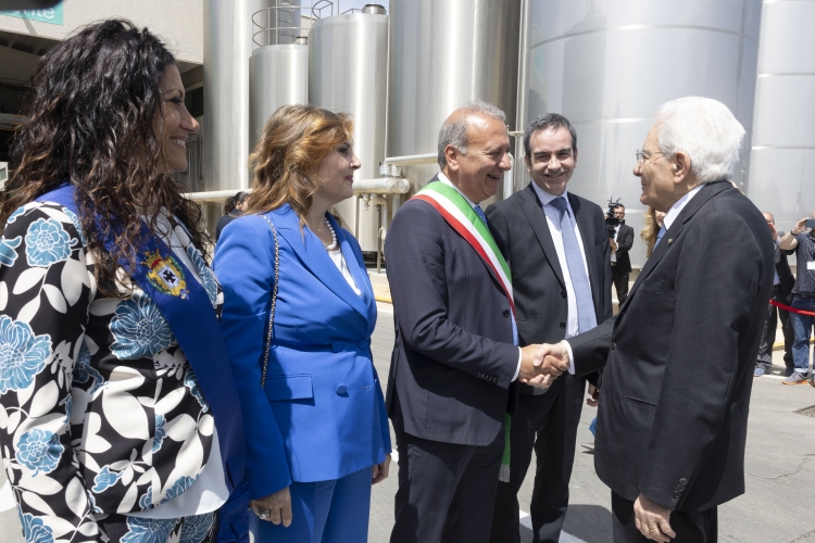 Il Presidente della Repubblica Sergio Mattarella saluta Domenico Lo Polito, Sindaco di Castrovillari, nello stabilimento Granarolo, in occasione della celebrazione della Festa del Lavoro
