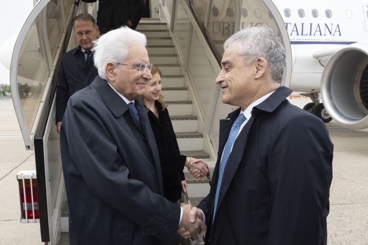 Il Presidente della Repubblica Sergio Mattarella arriva all’aeroporto internazionale di New York – John F. Kennedy, accolto da Maurizio Massari Rappresentante Permanente d’Italia presso le
Nazioni Unite a New York
