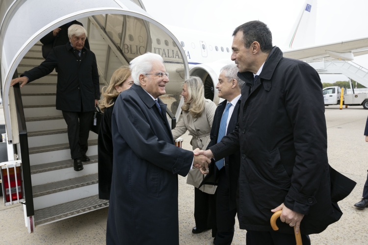 Il Presidente della Repubblica Sergio Mattarella arriva all’aeroporto internazionale di New York – John F. Kennedy, accolto da Fabrizio Di Michele Console Generale d’Italia a New York,

