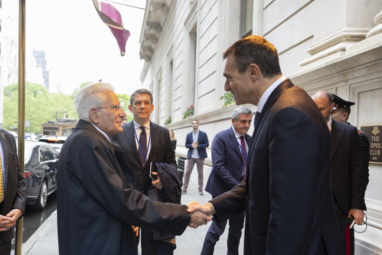 Il Presidente della Repubblica Sergio Mattarella al Metropolitan Club, accolto da Fabrizio Di Michele, Console Generale d’Italia a New York , incontra una qualificata rappresentanza della comunità italiana negli Stati Uniti
