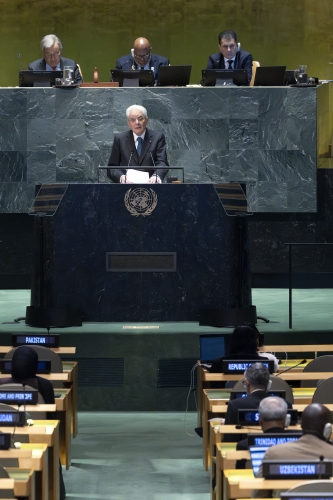 Il Presidente della Repubblica Sergio Mattarella durante la sua allocuzione dal titolo “Italia, Nazioni Unite e multilateralismo per affrontare le sfide comuni” all'Assemblea Generale delle Nazioni Unite
