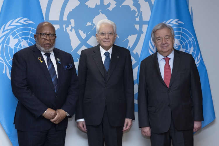Il Presidente della Repubblica Sergio Mattarella al Palazzo di Vetro delle Nazioni Unite con António Guterres, Segretario Generale delle Nazioni Unite e con con Dennis Francis, Presidente dell’Assemblea Generale delle Nazioni Unite
