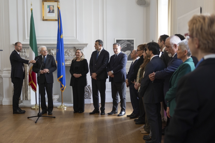 Il Presidente della Repubblica Sergio Mattarella incontra il personale del Consolato Generale, dell’Istituto Italiano di Cultura e dell’Agenzia per la Promozione all’estero e l’internazionalizzazione delle imprese 
