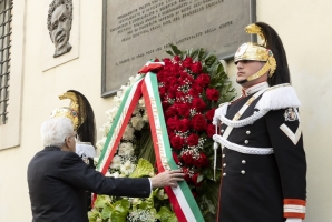 Il Presidente Sergio Mattarella depone una corona di fiori sotto la lapide dell’On. Aldo Moro, in occasione del quarantaseiesimo anniversario dell’uccisione dello Statista