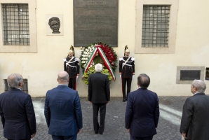 Il Presidente Sergio Mattarella depone una corona di fiori sotto la lapide dell’On. Aldo Moro, in occasione del quarantaseiesimo anniversario dell’uccisione dello Statista
