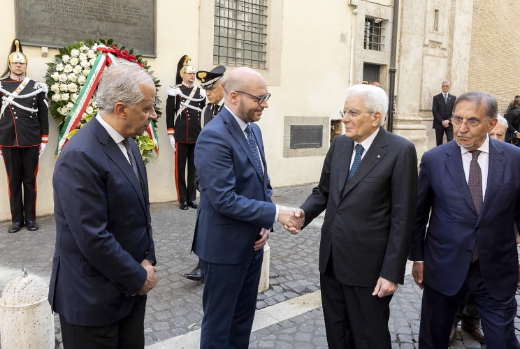 Il Presidente Sergio Mattarella con il Presidente della Camera Lorenzo Fontana, il Presidente del Senato Ignazio La Russa e il Ministro degli Interni Matteo Piantedosi, in occasione della deposizione di una corona di fiori sotto la lapide dell’On. Aldo Moro, nel anniversario dell’uccisione dello Statista
