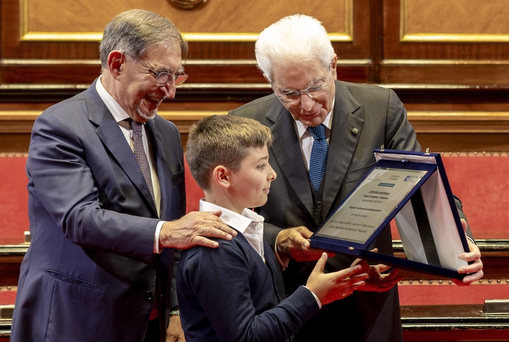 Il Presidente Sergio Mattarella premia le Scuole vincitrici del Concorso nazionale “Tracce di memoria 2023-2024”,  in occasione della cerimonia di celebrazione del Giorno della Memoria dedicato alle vittime del terrorismo