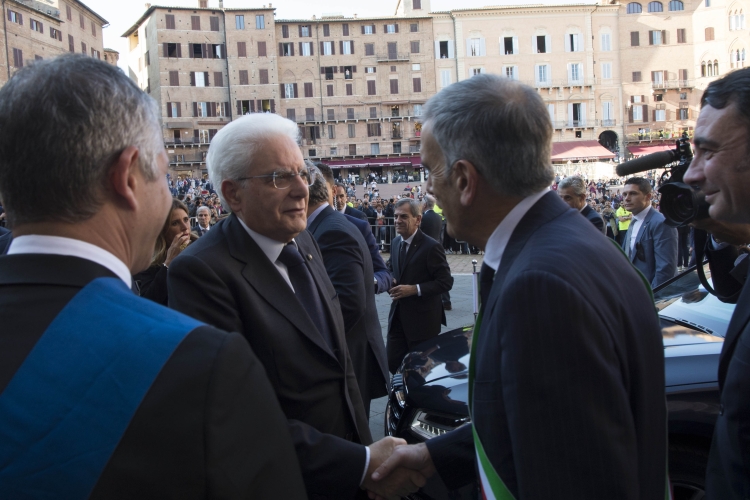 Il Presidente della Repubblica Sergio Mattarella accolto al suo arrivo a Siena 
