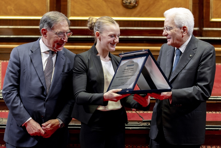 Il Presidente Sergio Mattarella premia le Scuole vincitrici del Concorso nazionale “Tracce di memoria 2023-2024”,  in occasione della cerimonia di celebrazione del Giorno della Memoria dedicato alle vittime del terrorismo