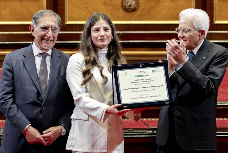 Il Presidente Sergio Mattarella premia le Scuole vincitrici del Concorso nazionale “Tracce di memoria 2023-2024”,  in occasione della cerimonia di celebrazione del Giorno della Memoria dedicato alle vittime del terrorismo