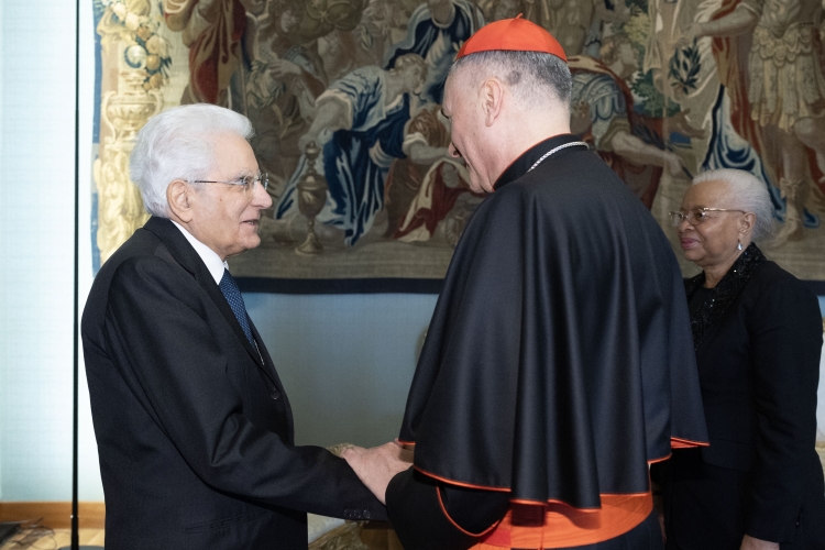 Il Presidente della Repubblica Sergio Mattarella saluta S. Em. Rev.ma il Card. Mauro Gambetti, Presidente della Fondazione Fratelli tutti,in occasione dell'incontro con una delegazione del World Meeting on Human Fraternity 
