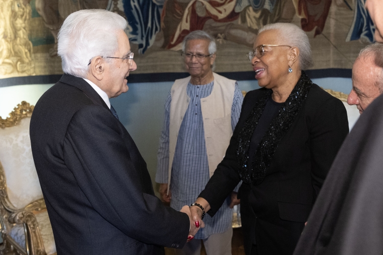 Il Presidente della Repubblica Sergio Mattarella saluta Graça Machel Mandela, già First Lady della Repubblica del Sud Africa e Co-Fondatrice e Vice Presidente di The Elders,in occasione dell'incontro con una delegazione del World Meeting on Human Fraternity 
