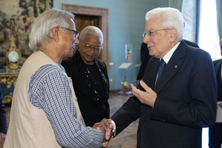 Il Presidente della Repubblica Sergio Mattarella saluta Muhammad Yunus, Premio Nobel per la Pace 2006,in occasione dell'incontro con una delegazione del World Meeting on Human Fraternity 
