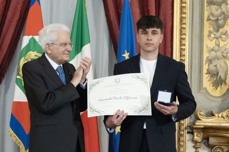 Il Presidente Sergio Mattarella consegna l'Attestato d’Onore a Emanuele Nicola Affaticati Alfiere della Repubblica
