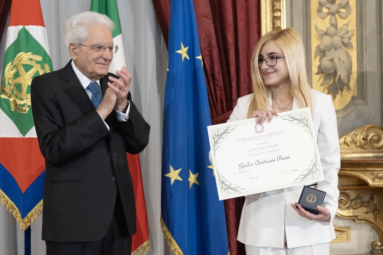 Il Presidente Sergio Mattarella consegna l'Attestato d’Onore a Giulia Andreasi Bassi Alfiere della Repubblica
