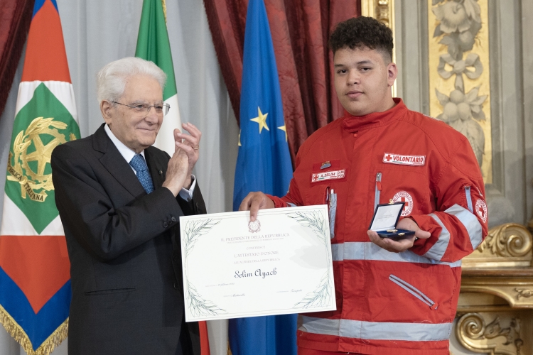 Il Presidente Sergio Mattarella consegna l'Attestato d’Onore a Selim Ayach Alfiere della Repubblica
