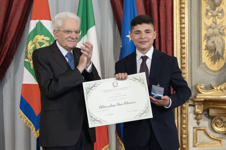 Il Presidente Sergio Mattarella consegna l'Attestato d’Onore a Abderrahim Ben Rhouma Alfiere della Repubblica
