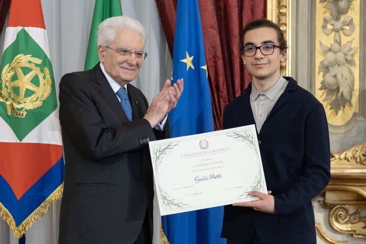 Il Presidente Sergio Mattarella consegna l'Attestato d’Onore a Guido Betti Alfiere della Repubblica
